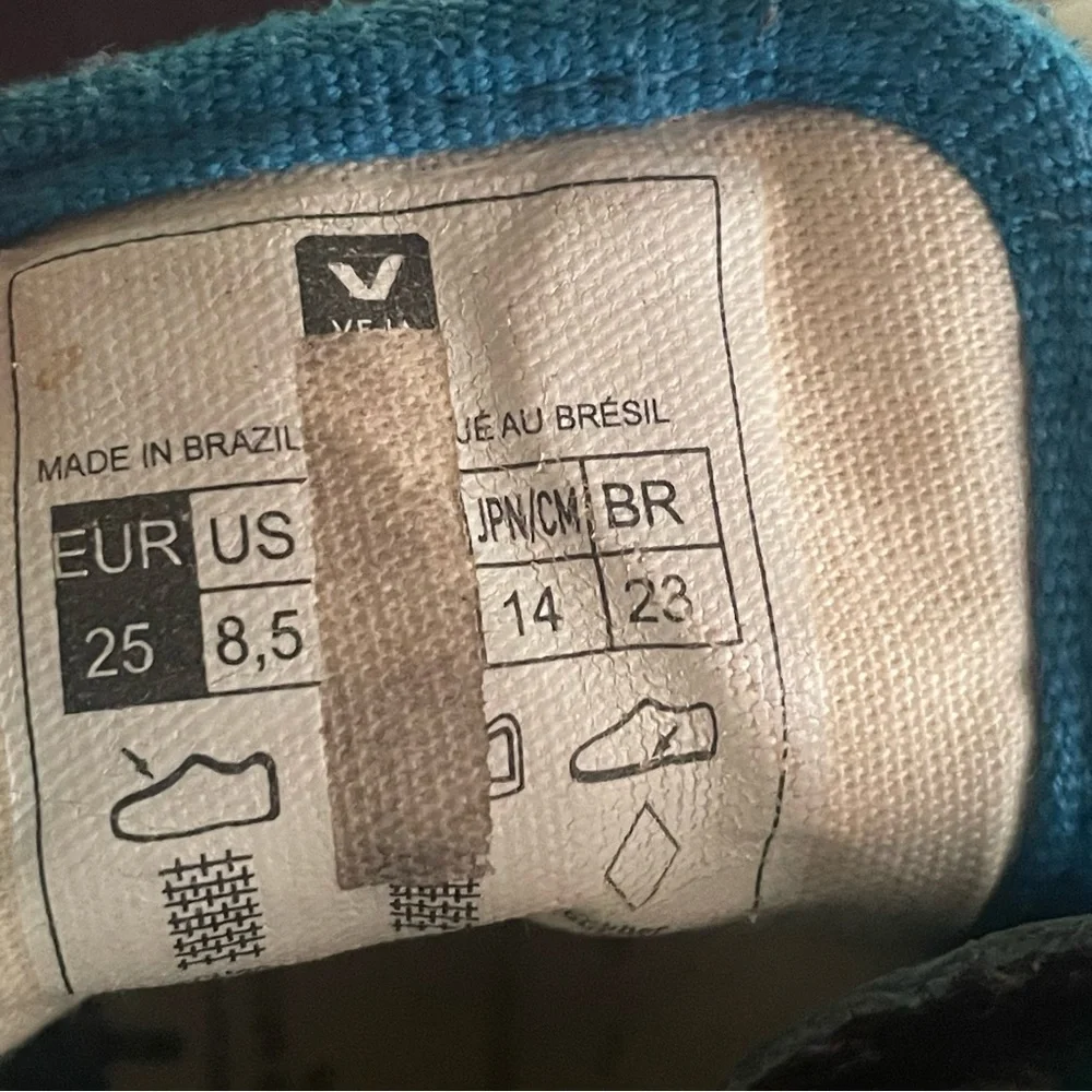 Veja blue white